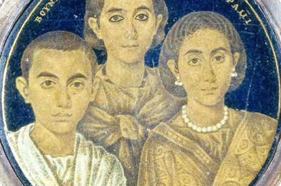 Мать с детьми 1800 лет назад