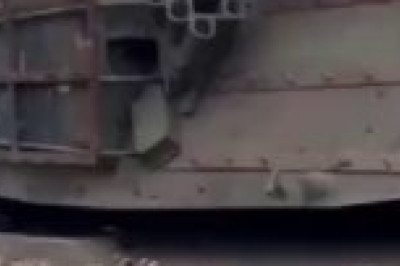 Российские военные эвакуируют трофейный американский танк M1A1 Abrams UKR, оставленный ВСУ на одном из направлений в зоне СВО, сообщает Telegram-канал 