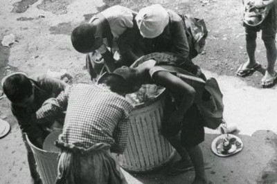 Дети-сироты разыскивают еду на улицах Токио, Япония, 1946 год