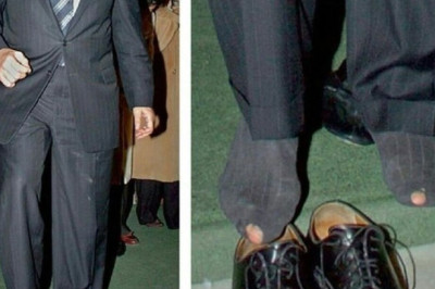 Президент всемирного банка Пол Вулфовиц разулся перед входом в мечеть в Турции, 2007 год