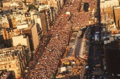 Концерт Жана–Мишеля Жарра в Париже в День взятия Бастилии в 1991 году посетили 2,5 миллиона зрителей