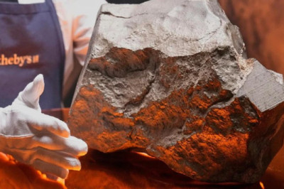 Проданный на аукционе камень с Марса породил международный скандал