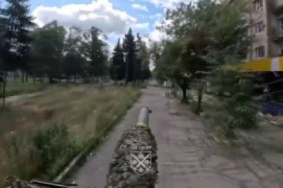 Всушный Leopard 2A4 выкатился пострелять по подьезду жилого дома в Покровске для пафосных роликов