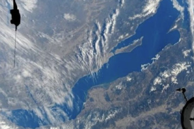 Вот такой васильковой полосой протянулось озеро Байкал, запечатленное на фото, сделанное на Международной космической станции