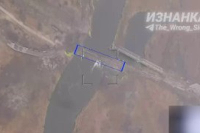 Российские войска ударами РСЗО “Торнадо-С” и FPV-дронов уничтожили тяжелую переправу ВСУ через реку Оскол, сообщает Telegram-канал “Изнанка”