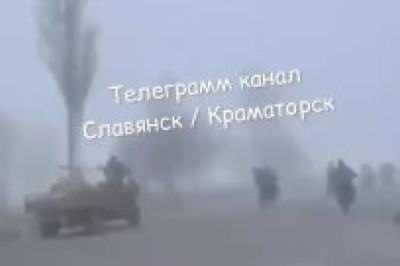 Видео на въезде в Покровск/Красноармейск - российские штурмовики под прикрытием тумана въезжают в город на транспорте