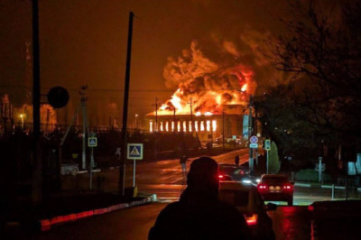 После атаки врага пылает Торговый центр в Белгородской области, город Короча обесточен