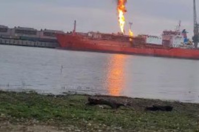В результате ночной атаки на одесский Измаил пылает турецкий танкер со сжиженным газом