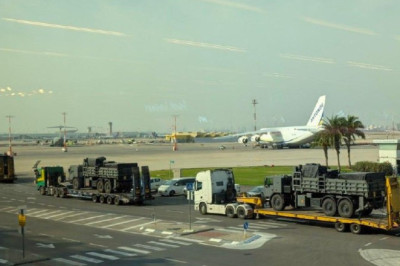 Погрузка ракет к ЗРК Patriot для ВСУ в аэропорту Израиля попала на видео  Израиль 