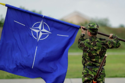 Законопроект о выходе США из НАТО представил конгрессмен Томас Мэсси