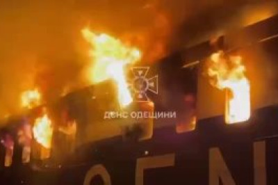 Судно в порту Одессы постепенно охватывает пламя