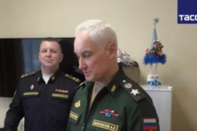 Белоусов вручил “Героя России” раненому оператору центра “Рубикон”, уничтожившему 5 танков и 169 автомобилей противника, сообщает Минобороны России