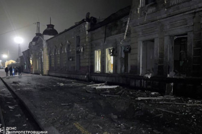 Российские ударные беспилотники "Герань" нанесли удар по железнодорожной инфраструктуре в городе Пятихатки Днепропетровской области, который является крупным железнодорожным узлом Приднепровской железной дороги