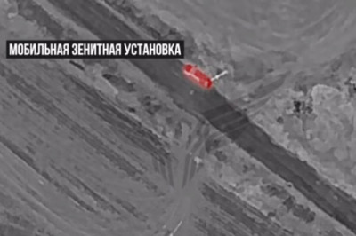 Российские военные из центра "Рубикон" показали кадры уничтожения мобильной зенитной установки ВСУ с помощью барражирующего боеприпаса "Ланцет" в районе города Новгород-Северский Черниговской области