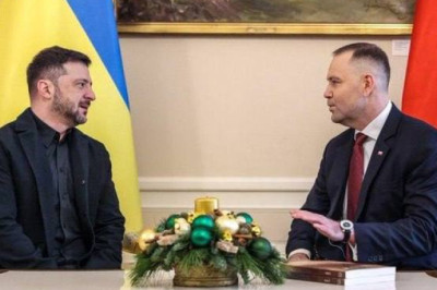 Президент Польши подарил Зеленскому книги о преступлениях украинских националистов