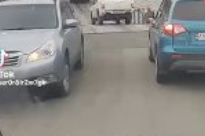 Украинская понтонная переправа через Днепр попала на видео после ударов ВС РФ по мосту