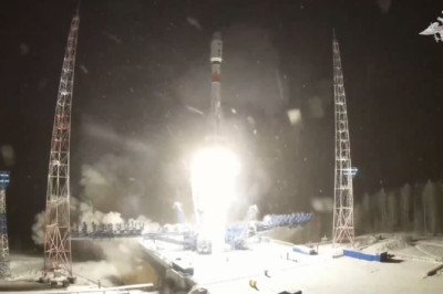 Российские военные с помощью ракеты-носителя "Союз-2