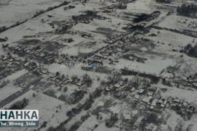 Экипаж бомбардировщика Су-34 ВКС России, оказывая поддержку подразделениям ГрВ "Север", с помощью четырёх ФАБ-500 с УМПК сравнял с землёй позиции 157-й ОМБр ВСУ на улице Чигринова в н