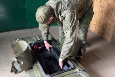 Российские военные из подразделения БпС 18-й ОА ГрВ "Днепр" применяют в дельте Днепра безэкипажные катера "Сириус-82" для установки якорных речных мин и нанесения ударов по плавсредствам ВСУ, сообщает Минобороны РФ