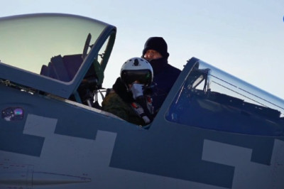 Российские военные получили первые серийные истребители пятого поколения Су-57 второго этапа