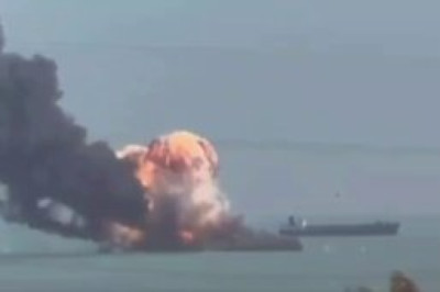 Кадры горящего иранского судна в результате удара США в районе иранского порта Бендер-Аббас