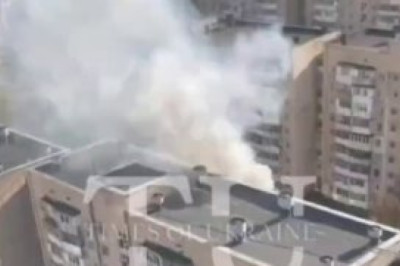 Неизвестный устроил стрельбу в Киеве  Мужчина расстреливает из автомата прохожих в Голосеевском районе украинской столицы